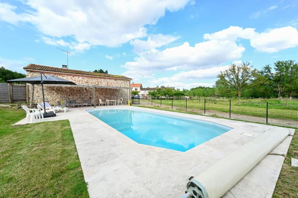 L'Evasion En Pierre Piscine Et Etang Prive Villa Sevremoine Luaran gambar